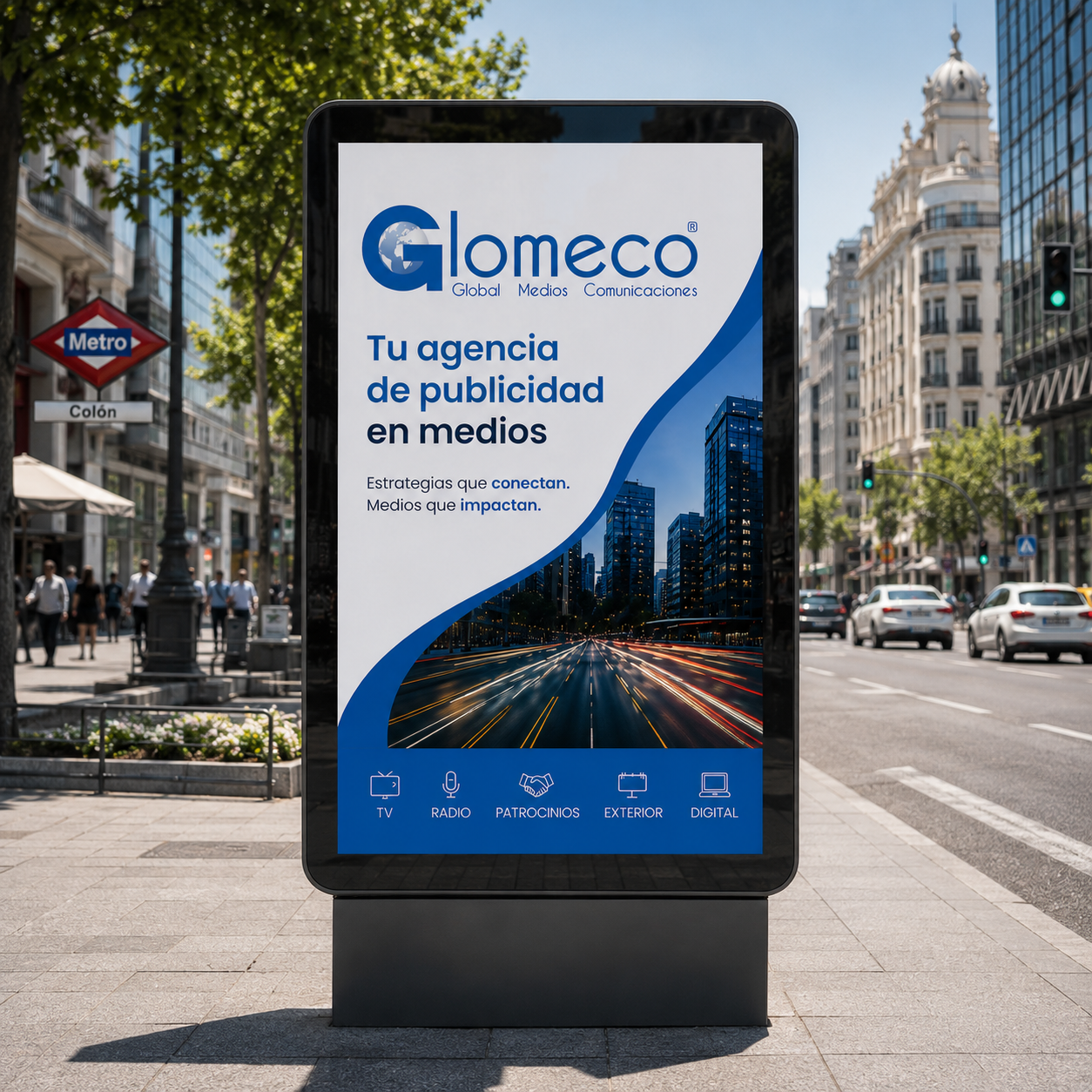 Mupi digital de Glomeco instalado en una calle céntrica con diseño corporativo azul y blanco anunciando servicios de publicidad en medios.