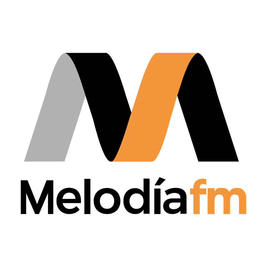 Logotipo de Melodía FM con una “M” estilizada en tonos gris, negro y naranja sobre fondo gris claro.