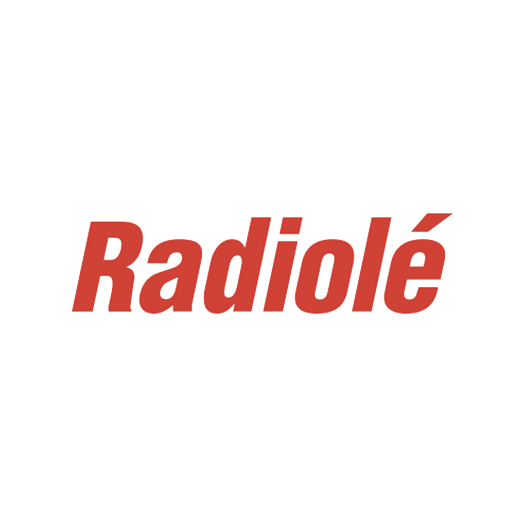 Logotipo de Radiolé en color rojo sobre fondo gris claro, con tipografía inclinada y moderna.